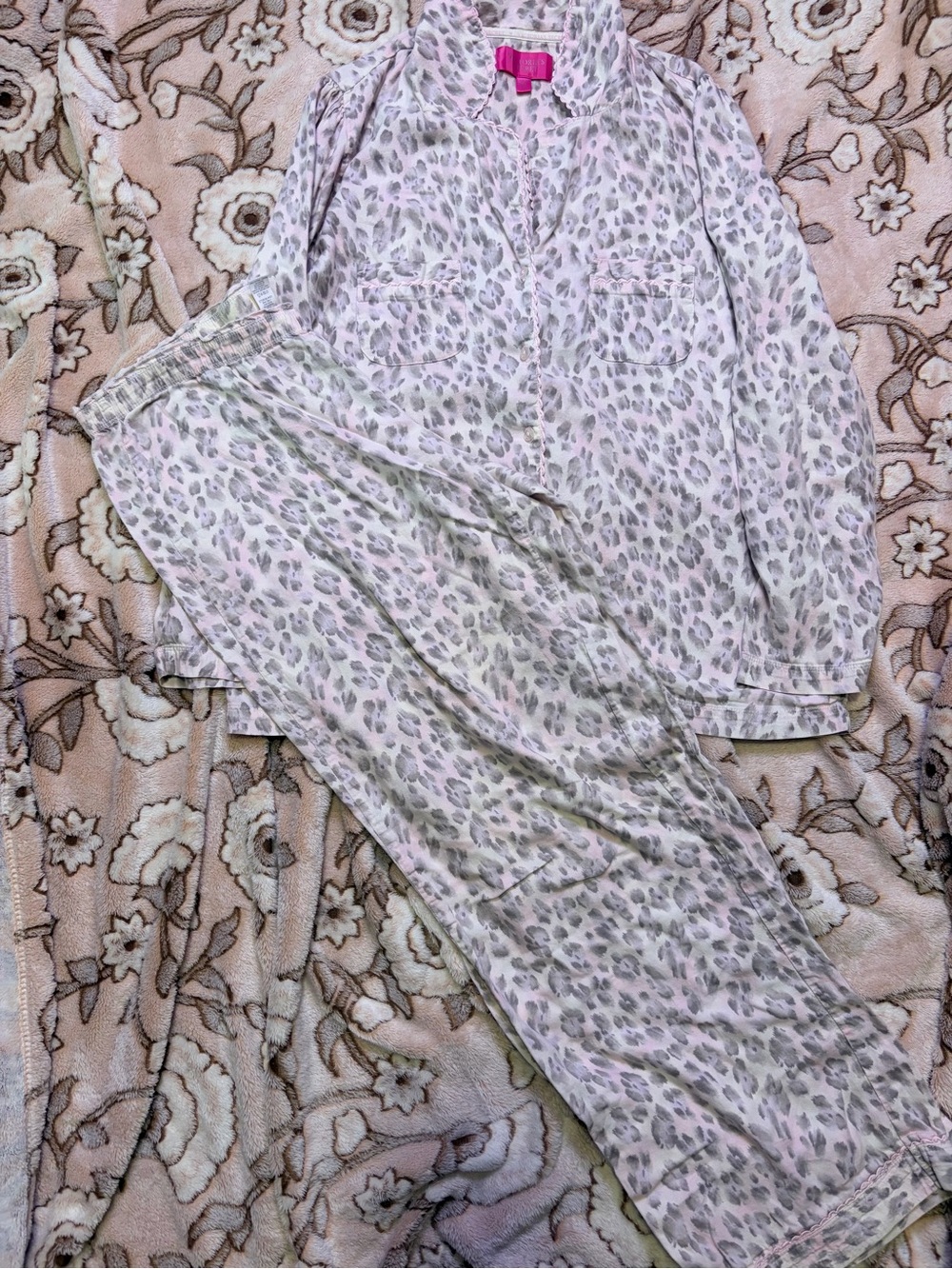 Vitoria Secret leopard print pajamas set